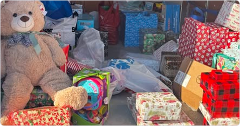 Regalos envueltos y donaciones de peluches para niños